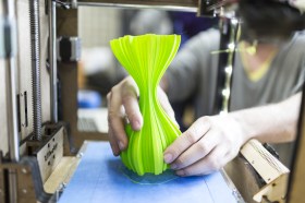 vaso stampato in 3d di color verde acido