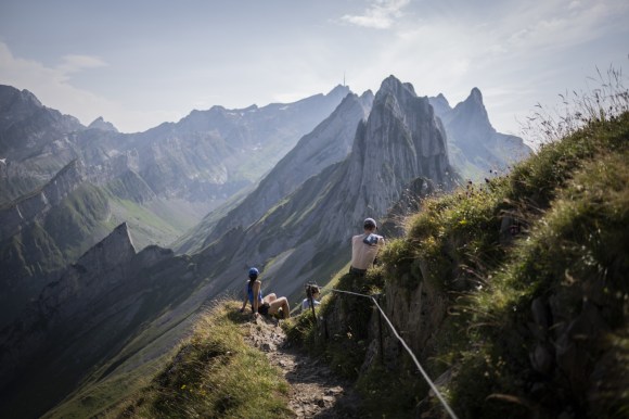 escursionisti su un sentiero di montagna