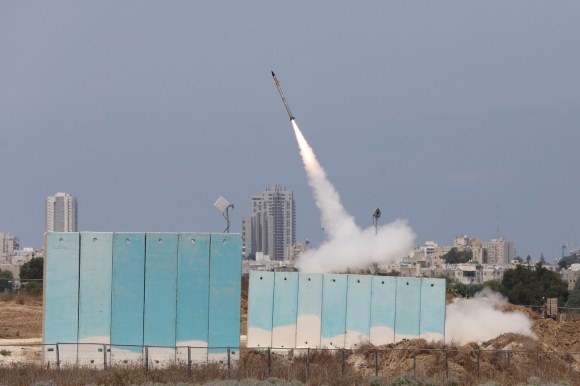 Un missile iraeliano lanciato dalla città di Ashdod in direzione di Gaza.