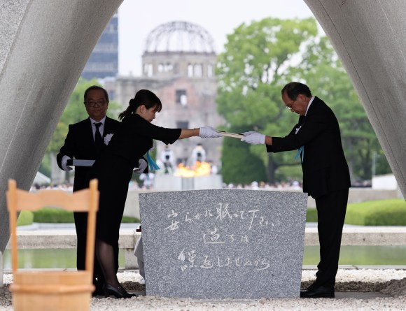 Una rappresentate delle vittima consegna la lista delle vittime della bomba al sindaco di Hiroshima.