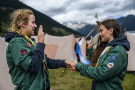 Due ragazze si scambiano il saluto da scout.