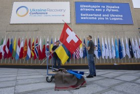 Le bendiere di Ucraina e Svizzera alla Conferenza per la ricostruzione dell Ucraina tenutasi a Lugano a inizio luglio.