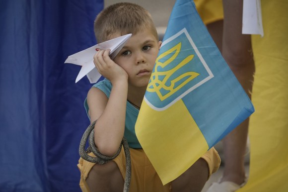 Un bimbo ucraino con in mano una bandiera del suo Paese.