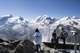 Lo spettacolo delle Alpi attira da due secoli una moltitudine di turisti.