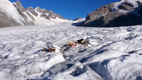 resti di un aereo su un ghiacciaio