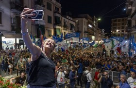 donna si fa un selfie con alle sue spalle una piazza gremita