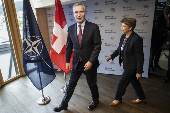 Il segretario generale della Nato Stoltenberg con la ministra della difesa elvetica Viola Amherd.