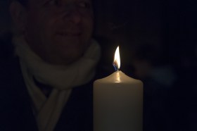 Una candela accessa.