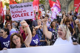 Donne manifestano il loro disaccordo contro la riforma della pensione.