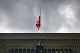 bandiera svizzera sopra palazzo