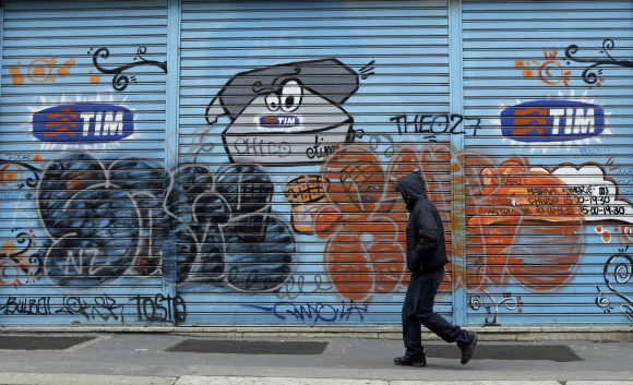 persona davanti a un graffiti