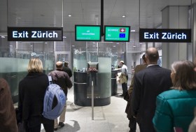 Controllo passaporti all aeroporto di Zurigo.