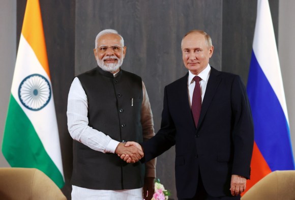 Stretta di mano tra Putin e il primo ministro indiano Narendra Modi.
