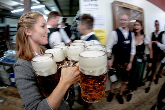 Una cameriera con divesi boccali di birra durante la Oktoberfest di Monaco di Baviera.