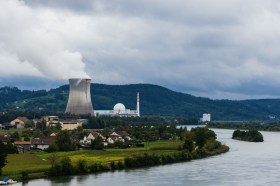 La centrale nucleare di Leibstadt che dista a poche decine di metri dal confine tedesco.