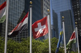 Bandiera svizzera davanti al Palazzo di vetro di New York.