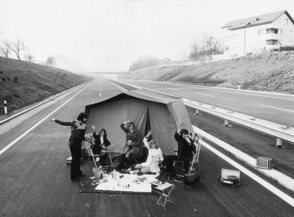 tenda da campeggio sull autostrada