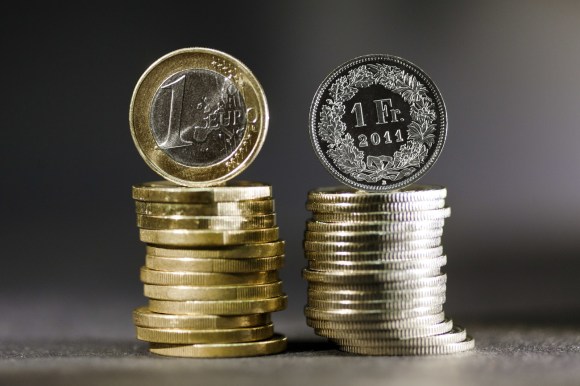 Pila di monere da un euro e pila di monete da un franco.