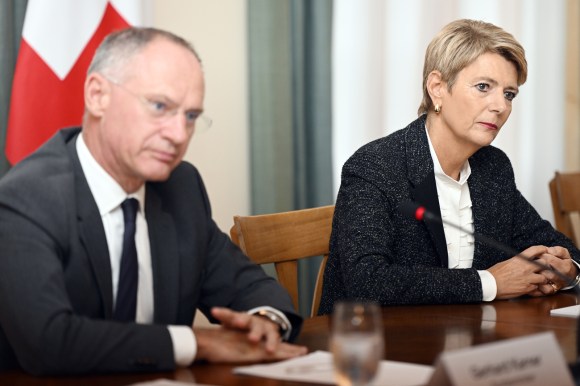 La consigliera federale Karin Keller-Sutter e il ministro dell interno austriaco Gerhard Karner.