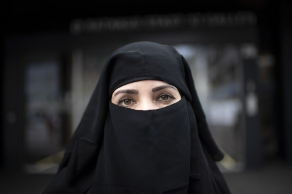 donna con viso dissimulato da copricapo musulmano