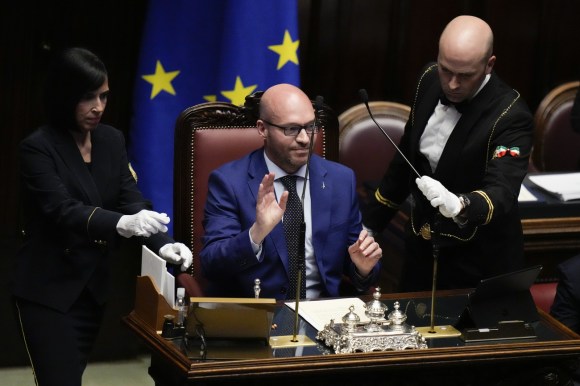 Lorenzo Fontana seduto al posto della presidenza della Camera dei deputati.