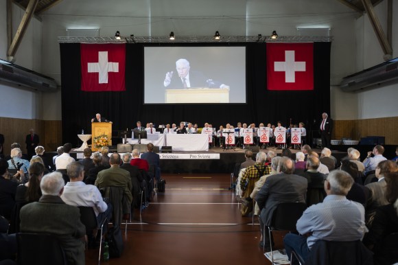 Un momento dell assemblea costituente ddella nuova associazione Pro Svizzera.