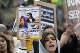 Proteste in Iran per le giovani morte o sparite dopo le manifestazioni.