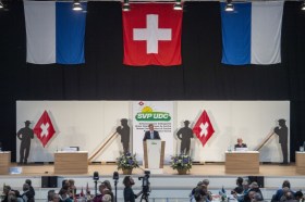 palco con bandiere svizzere
