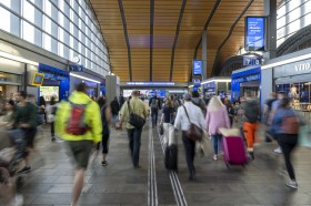 Viaggiatori alla stazione ferroviaria di Zurigo.