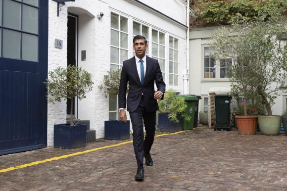Rishi Sunak davanti alla sua abitazione a Londra.