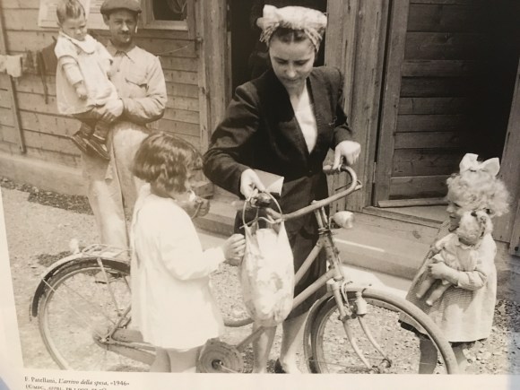 foto d epoca con una in bicicletta attorniata dal marito e da tre figli