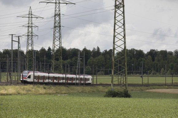 Un treno delle FFS mentre viaggia tra i tralici elettrici.