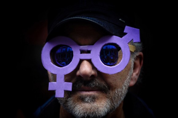 uomo con occhiali con simboli maschile e femminile