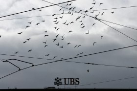 Volatili sopra il logo di UBS