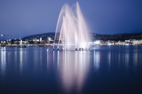 Getti d acqua sul lago di Zurigo.