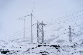 piloni dell elettricità e pale eoliche in apesaggio montano innevato