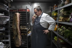 Benoît Carcenat nella sua cella frigorifera annusa un porcino.
