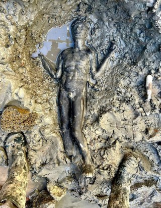 Un corpo intero ancora nel fango