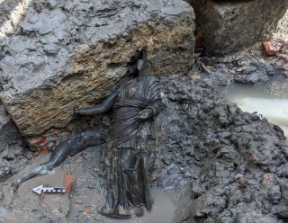 Una statua ancora nel fango.