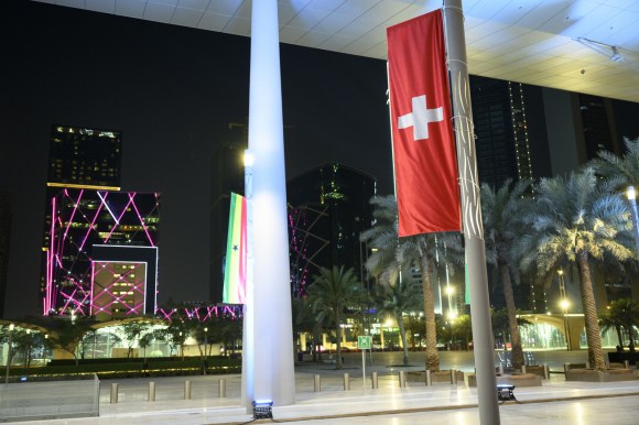 bandiera svizzera al centro dei congressi di doha