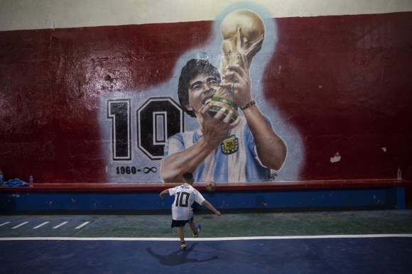Il fuoriclasse resta nel cuore degli argentini che gli hanno dedicato numerosi murales.