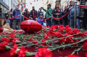 Garofani rossi sul luogo dell attentato a Istanbul.