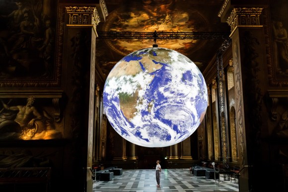 Un globo terrestre sospeso un una sala della Royal Naval College di Greenwich a Londra.