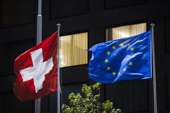 bandiera svizzera e bandiera dell unione europea