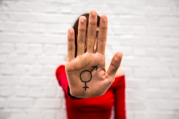 mano su cui è disegnato il simbolo transgender