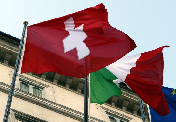 Le bandiere ti Svizzera e Italia.