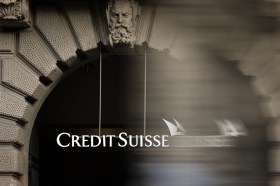 logo del credit suisse sulla facciata di un palazzo