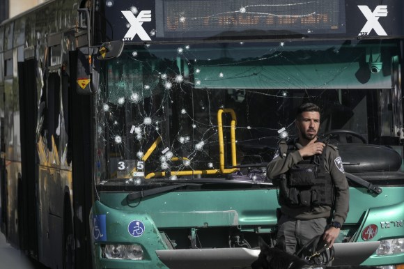 militare davanti a un autobus