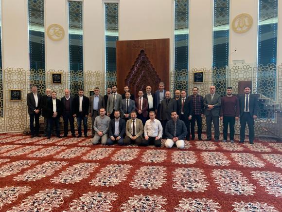 Gruppo di persone in una moschea