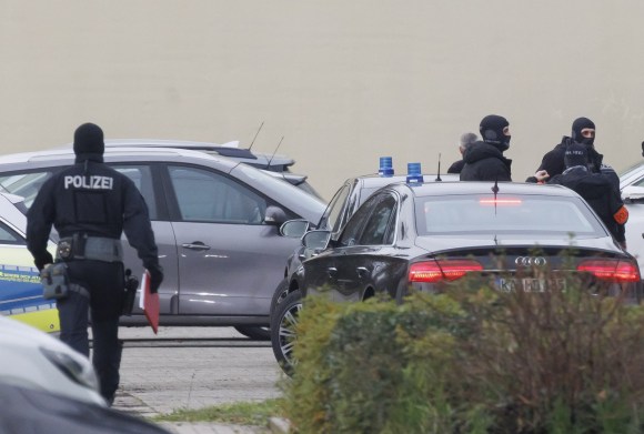 Agenti tedeschi in azione contro militanti di destra